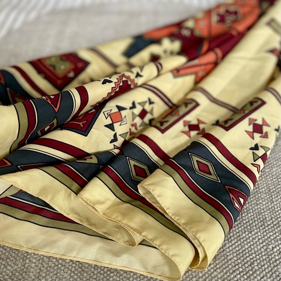 Extra Large Zara Scarf - Western Pattern - Picture 7 of 11